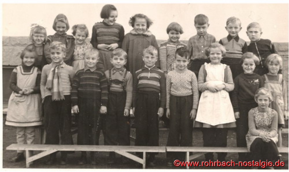  1956 Die Buben und Mädchen des Geburtsjahrganges 1948-49. Auf dem Foto stehend von links: Ute Franz, Hannelore Malick, Christa Wolf, Birgit Hermann, Gitta Wilke, Christa Cirotzki, Fritz Wild, Rolf Staut, Axel Schwarz. Vorne von links: Karla Keller, Helmut Lembert, Erich Lanzer (Socco), Helmut Leiner, Rudi Klam, Hans Marquitz, Gisela Wagner, Frederike Teuber, Ingrid Klein. Sitzend: Gabi Mergener 1956 Schüler und Schülerinnen der 1. bis 4.Klasse der Evangelischen Volksschule mit Klassenlehrerin Frau Annemarie Höhn 1956 Schüler und Schülerinnen der 1. bis 4.Klasse der Evangelischen Volksschule mit Klassenlehrerin Frau Annemarie Höhn 1958 Schüler und Schülerinnen mit Klassenlehrer Böttler und Pfarrer Fischer 1958 Schüler und Schülerinnen mit Klassenlehrer Böttler und Pfarrer Fischer Um 1959 Lehrer Weber mit Schülern und Schülerinnen vor der Pestalozzischule Um 1959 Lehrer Weber mit Schülern und Schülerinnen vor der Pestalozzischule Um 1961 Lehrer Albert Böttler mit Schülern und Schülerinnen der Jahrgänge 1948 bis 1950 Um 1961 Lehrer Albert Böttler mit Schülern und Schülerinnen der Jahrgänge 1948 bis 1950 Um 1961 Lehrer Albert Böttler mit Schülern und Schülerinnen der Jahrgänge 1948 bis 1950 Um 1961 Im Unterrichtssaal der Pestalozzischule Schüler und Schülerinnen mit Lehrer Böttler Um 1960 Lehrer Alfred Weber mit Schülern und Schülerinnen Um 1960 Lehrer Alfred Weber mit Schülern und Schülerinnen Um 1963 Lehrerin Frau Dallmann mit Schülern und Schülerinnen der Jahrgänge 1955-56 Um 1963 Lehrerin Frau Dallmann mit Schülern und Schülerinnen der Jahrgänge 1955-56 1964 Lehrerin Frau Dallmann mit Schülern und Schülerinnen der Jahrgänge 1956-57 1964 Lehrerin Frau Dallmann mit Schülern und Schülerinnen der Jahrgänge 1956-57 Lehrer Albert Böttler, ein gebürtiger Höchener, kommt im September 1956 als Rektor an die Evangelische Volksschule nach Rohrbach und unterrichtet dort bis zu seinem Tod 1966 und ist auf dem Friedhof in Rohrbach beerdigt Lehrer Albert Böttler, ein gebürtiger Höchener, kommt im September 1956 als Rektor an die Evangelische Volksschule nach Rohrbach und unterrichtet dort bis zu seinem Tod 1966 und ist auf dem Friedhof in Rohrbach beerdigt Nachfolger als Rektor von Albert Böttler wird Alfred Weber, der 1952 nach Rohrbach kommt. Alfred Weber, gebürtig in Böckweiler, unterrichtet an der Evangelischen Volksschule und später an der Gemeinschaftsschule im Pestalozzischulhaus bis zu seiner Pensionierung im Jahr 1986. Er verstirbt im Jahr 2003 und wird in seiner Heimatgemeinde Böckweiler beigesetzt Nachfolger als Rektor von Albert Böttler wird Alfred Weber, der 1952 nach Rohrbach kommt. Alfred Weber, gebürtig in Böckweiler, unterrichtet an der Evangelischen Volksschule und später an der Gemeinschaftsschule im Pestalozzischulhaus bis zu seiner Pensionierung im Jahr 1986. Er verstirbt im Jahr 2003 und wird in seiner Heimatgemeinde Böckweiler beigesetzt 1955 Konfirmation in Rohrbach 1955 Konfirmation in Rohrbach 1959 Konfirmation in Rohrbach. Auf dem Foto von links: Peter Ringwald, Walter Meyer, Heinrich Wiesen, Roswitha Woll, Klaus Zimmermann, Kurt Foos, Ursula Eck, Jürgen Schreiber, Joachim Tinschert, Ursula Jung, Rainer Foos 1959 Konfirmation in Rohrbach. Auf dem Foto von links: Peter Ringwald, Walter Meyer, Heinrich Wiesen, Roswitha Woll, Klaus Zimmermann, Kurt Foos, Ursula Eck, Jürgen Schreiber, Joachim Tinschert, Ursula Jung, Rainer Foos 1963 Konfirmation in Rohrbach mit Pfarrer Hunsicker 1963 Konfirmation in Rohrbach mit Pfarrer Hunsicker 1970 Konfirmation in Rohrbach mit Pfarrer Rembe 1970 Konfirmation in Rohrbach mit Pfarrer Rembe 1987 Konfirmation in Rohrbach mit Pfarrer Rembe 1976 Konfirmation in Rohrbach mit Pfarrer Rembe 1978 Konfirmation in Rohrbach mit Pfarrer Rembe 1978 Konfirmation in Rohrbach mit Pfarrer Rembe 1980 Konfirmation in Rohrbach mit Pfarrer Rembe 1980 Konfirmation in Rohrbach mit Pfarrer Rembe 1981 Konfirmation in Rohrbach mit Pfarrer Rembe 1981 Konfirmation in Rohrbach mit Pfarrer Rembe 1981 Konfirmation in Rohrbach mit Pfarrer Rembe 1981 Konfirmation in Rohrbach mit Pfarrer Wittlich 1987 Konfirmation in Rohrbach mit Pfarrer Wittlich 1987 Konfirmation in Rohrbach mit Pfarrer Wittlich 1988 Konfirmation in Rohrbach mit Pfarrer Wittlich 1988 Konfirmation in Rohrbach mit Pfarrer Wittlich 1991 1991 Die Konfirmanden mit Pfarrer Wittlich 1996 Konfirmation in Rohrbach mit Pfarrer Christoph Stetzer 1996 Konfirmation in Rohrbach mit Pfarrer Christoph Stetzer Noch ein Hinweis zu den Fotos. Die Namen und Jahreszahlen unter den jeweiligen Fotos müssen 
