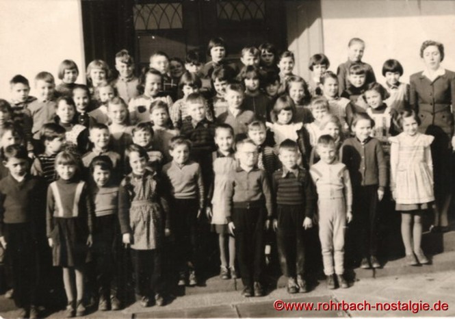1956 Schüler und Schülerinnen der 1. bis 4.Klasse der Evangelischen Volksschule mit Klassenlehrerin Frau Annemarie Höhn