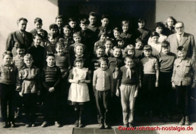 1958 Schüler und Schülerinnen mit Klassenlehrer Böttler und Pfarrer Fischer
