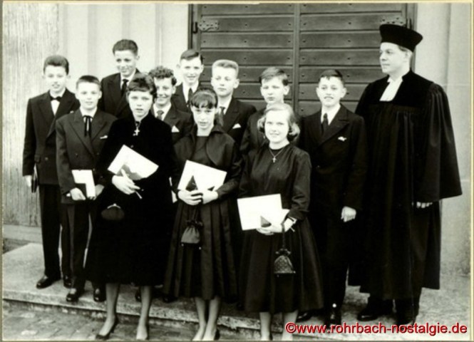 1959 Konfirmation in Rohrbach. Auf dem Foto von links: Peter Ringwald, Walter Meyer, Heinrich Wiesen, Roswitha Woll, Klaus Zimmermann, Kurt Foos, Ursula Eck, Jürgen Schreiber, Joachim Tinschert, Ursula Jung, Rainer Foos