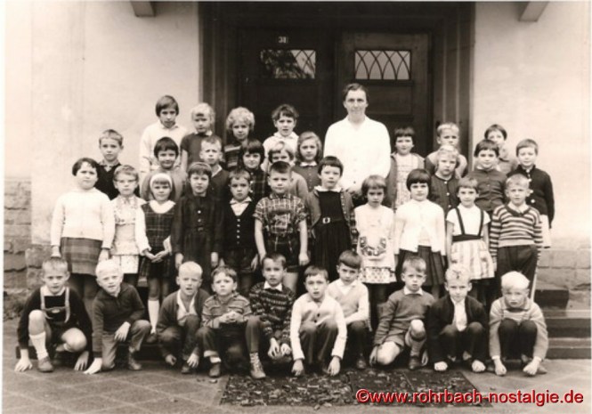 1964 Lehrerin Frau Dallmann mit Schülern und Schülerinnen der Jahrgänge 1956-57