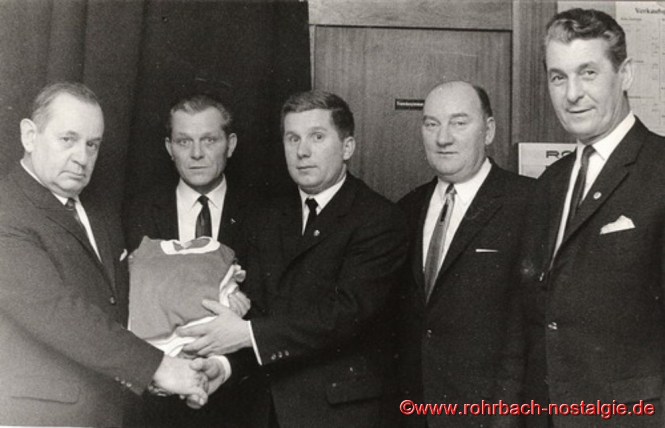 Die Gemeinde Rohrbach gratuliert zur Meisterschaft mit einem Satz Trikots. Unser Foto zeigt von links: Der Sportbeauftragte der Gemeinde Max Deckarm (Pascha Max), 1. Vorsitzender der SF Rot-Weiß Karl Stoltz, Kapitän Edwin Gehring, Bürgermeister Walter Bettinger und Trainer Alfred Klingler