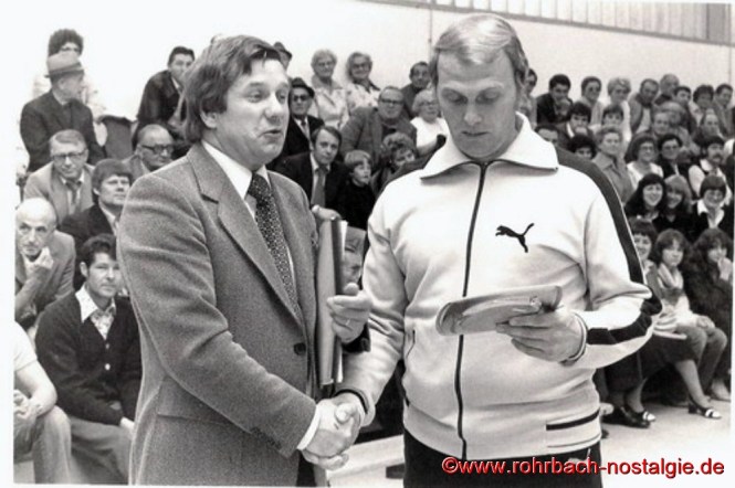 1978 Vorsitzender Edwin Gehring verabschiedet den langjährigen Torjäger Otto Weiland aus der 1. Mannschaft