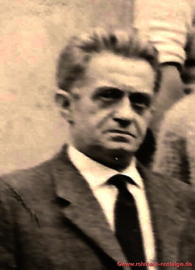 Lehrer Albert Böttler, ein gebürtiger Höchener, kommt im September 1956 als Rektor an die Evangelische Volksschule nach Rohrbach und unterrichtet dort bis zu seinem Tod 1966 und ist auf dem Friedhof in Rohrbach beerdigt