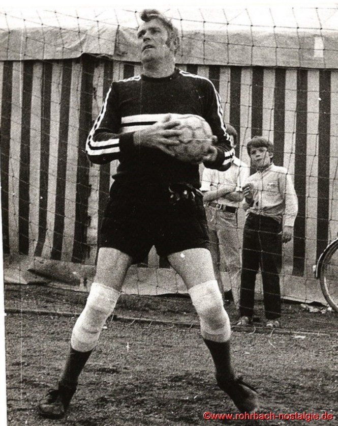 Torhüterlegende Rudi Marquitz ist immer ein sicherer Rückhalt seiner Mannschaft. Auf dem Foto rechts: Rüdiger Pfeifer