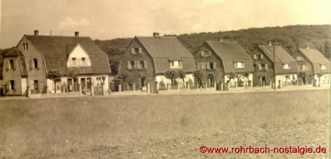 In dem rechten, dieser Heckel-Häuser in der Mühlstraße wird die Evangelische Volksschule untergebracht