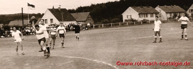 Der wurfgewaltige Rudi Dincher beim Torwurf in einem Feldhandballspiel