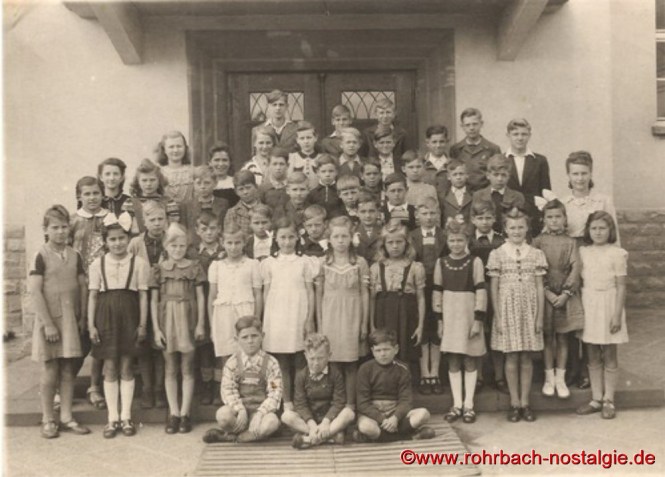 Um 1949 Die Klassen 5 und 6 der Jahrgänge 1937 und 1938 mit Lehrerin Frau Nischwitz