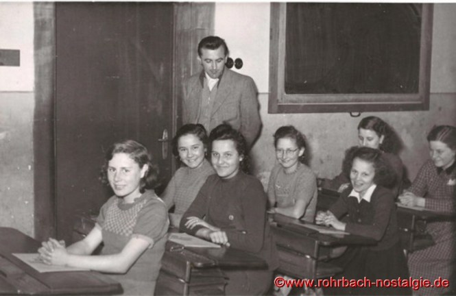 Um 1952 Lehrer Alfred Weber mit Schülerinnen. Auf dem Foto von links: Ine Becker, Gertrud Schaar, Rita Scherer, Käthe Engel, Christel Gehring, hinten rechts Annelore Stuckart