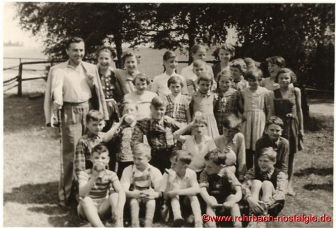 Um 1954 Lehrer Weber mit Schülern und Schülerinnen bei einem Wandertag
