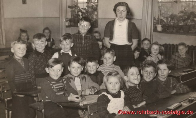 Um 1952 Schüler und Schülerinnen mit Klassenlehrerin Frau Annemarie Höhn