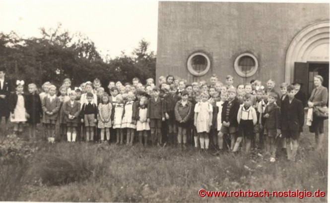 Um 1952 Schulkinder der Evangelischen Volksschule Rohrbach vor der Christuskirche