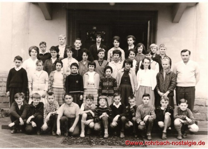 Um 1959 Lehrer Weber mit Schülern und Schülerinnen vor der Pestalozzischule