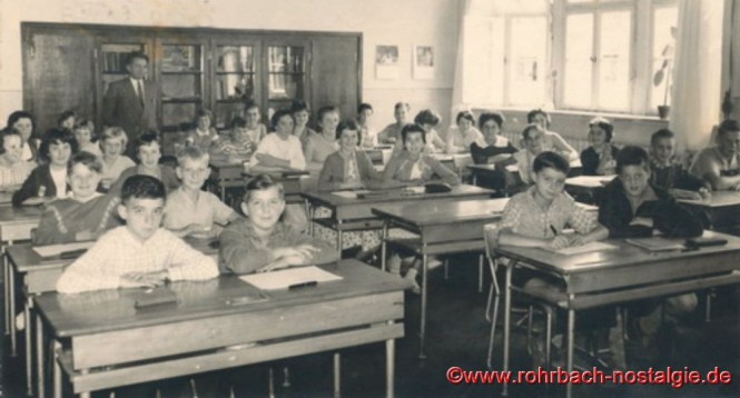 Um 1961 Im Unterrichtssaal der Pestalozzischule Schüler und Schülerinnen mit Lehrer Böttler