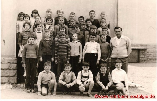 Um 1960 Lehrer Alfred Weber mit Schülern und Schülerinnen