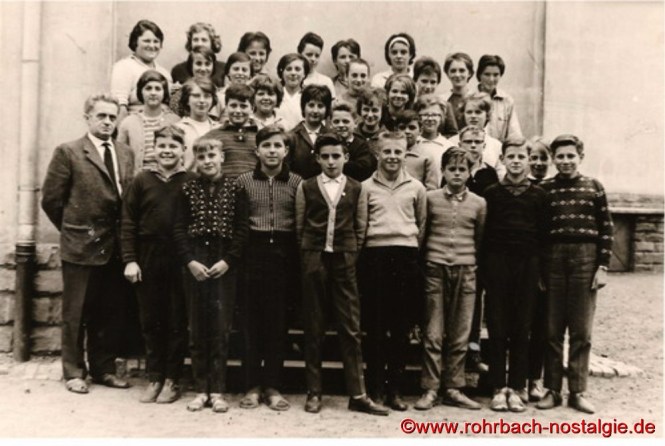 Um 1961 Lehrer Albert Böttler mit Schülern und Schülerinnen der Jahrgänge 1948 bis 1950