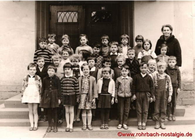 Um 1963 Lehrerin Frau Dallmann mit Schülern und Schülerinnen der Jahrgänge 1955-56