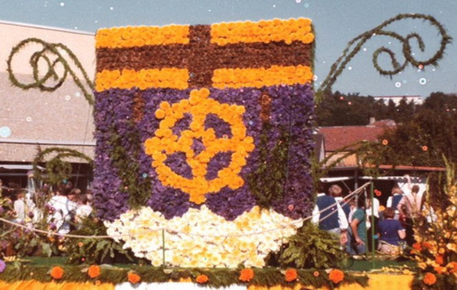 1981 Blumenwagen mit dem Rohrbacher Wappen: Gestaltet von der Gärtnerei Stuppi anläßlich des Historischen Umzuges der 800 Jahrfeier Rohrbachs