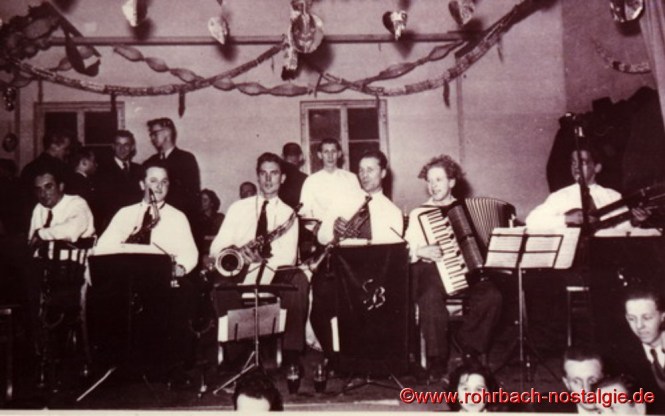 Um 1953 Die Sonny Boys hier in der Gartenwirtschaft des Gasthauses Rudi Schaar von links nach rechts : Fred Wagner, Elmar Pfeifer, Kurt Henrich, Ludi Schöfer, Alois Freiler, Herbert Mayer und Heinz Kroll