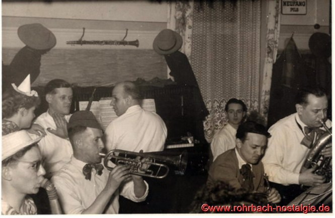 Um 1950 Die Tanzkapelle Pascha (Max Deckarm) an Fastnacht im Saal des Gasthauses Persil. Rechts im Bild Max Deckarm senior, an der Trompete Willi Jungfleisch