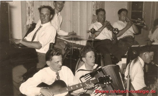 Um 1950 Die Tanzkapelle "Sonny Boys" : In der Besetzung: am Piano Fred Wagner, am Schlagzeug Ludi Schöfer, an der Trompete Alois Freiler und an der Posaune Oswald Gehring (Brigge-Peter). Vorne an der Gitarre Heinz Kroll, am Akkordeon Herbert Mayer und am Saxophon Günter Pfeifer