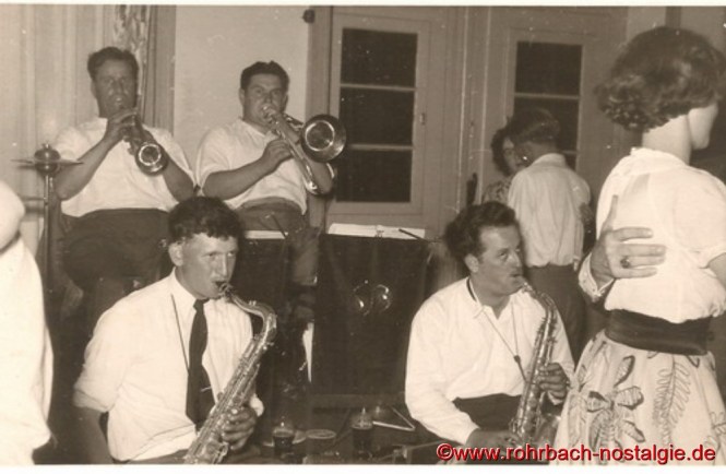 Um 1950 Die Tanzkapelle "Sonny Boys" . Hinten an der Trompete Alois Freiler, daneben Posaunist Oswald Gehring (Brigge-Peter), vorne am Saxophon Günter Pfeifer und Elmar Pfeifer