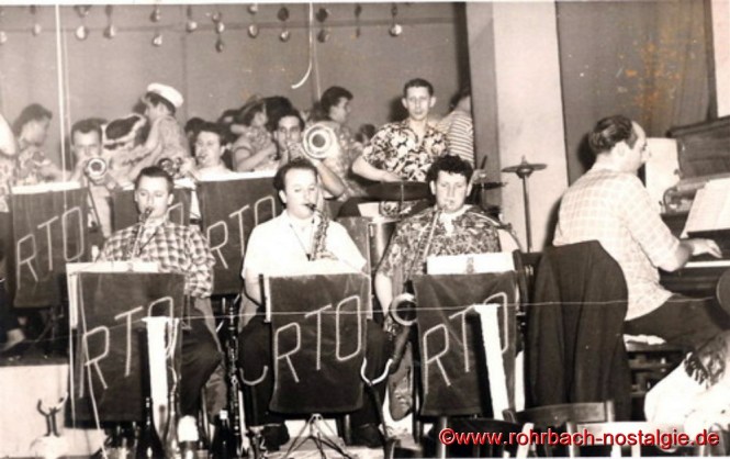 Um 1954 Das Rohrbacher Tanzorchester (RTO). Vorne von links: Josef Backes (Saxophon), Elmar Pfeifer (Saxophon), Günter Pfeifer (Saxophon) und am Piano Fred Wagner. Hinten am Schlagzeug Ludi Schöfer