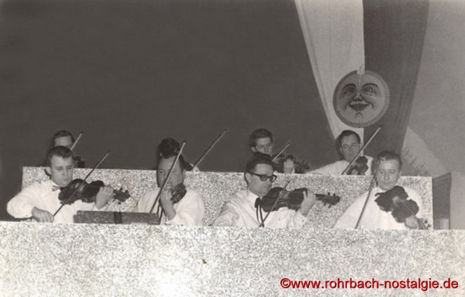 Die Streicher des neugegründeten Pfarrorchesters bei einem der ersten Auftritte. In der ersten Reihe von links: Friedhelm Pfeifer, Gustel Lessmeister, Franz Schaar, Heinz Bastian. In der hinteren Reihe von rechts: Gerhard Jungfleisch, Hans Klein (Post Klein)