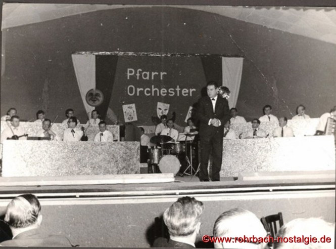 1967 tritt Oswald Gehring als Dirigent und Leiter des Pfarrorchesters zurück, da er aus beruflichen Gründen nach Neunkirchen umzieht