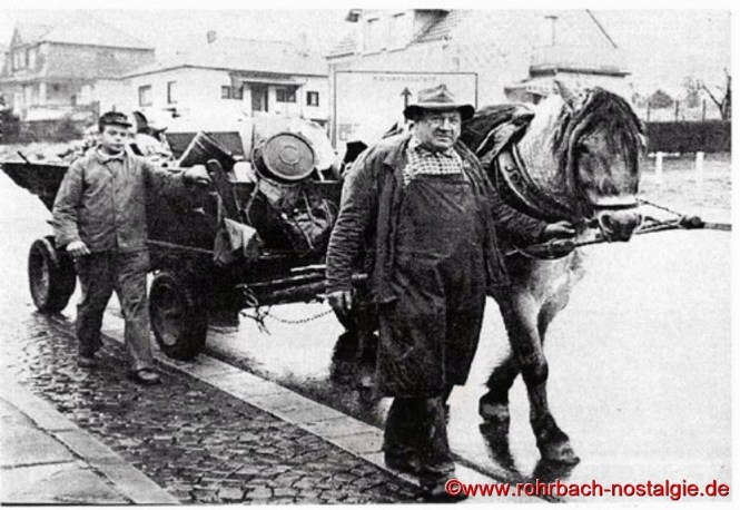 "Hase Hannes" mit seinem Sohn Adolf und seinem Pferd "Fuchs" bei seiner täglichen Arbeit, hier in der Oberen Kaiserstraße (Ewwerdorf).