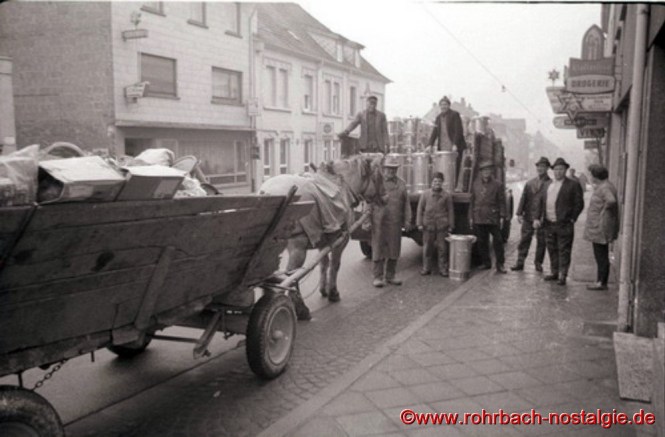 Vor dem Gasthaus "Zur Glocke" trafen Vergangenheit und Zukunft der Rohrbacher Müllabfuhr aufeinander: links "Hase Hannes" mit seinem Fuhrwerk und auf dem LKW der Gemeinde Rohrbach die neuen Mülleimer; auf dem LKW die Gemeindearbeiter Georg Heib und Erwin Latz, vorne von links : "Hase Hannes", Eddi Klam, Heinrich Luckas, Werner Hartz und Albert Wahrheit)