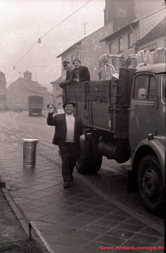 Ende 1967 gab Gemeindediener Albert Wahrheit mit der Dorfschelle die Ausgabe der neuen Mülleimer für die staubfreie Müllabfuhr bekannt (auf dem LKW die Gemeindearbeiter Georg Heib und Erwin Latz)