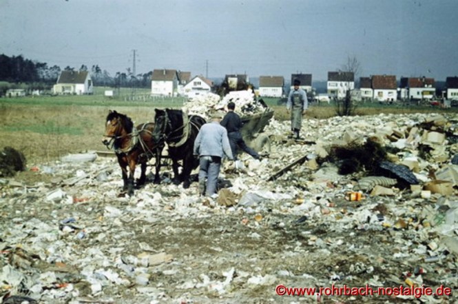 1966 Hase Hannes mit seinem Sohn Adolf beim Abladen einer Fuhre auf dem Schuttplatz in den Königswiesen