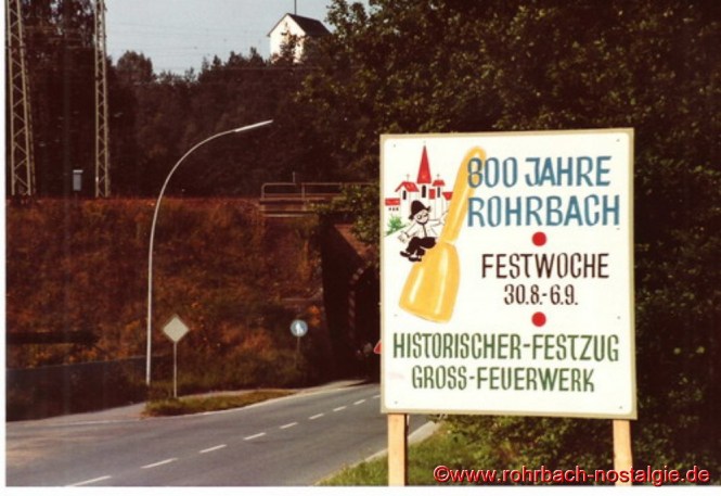 Ein Hinweisschild auf die 800 Jahrfeier Rohrbachs aus Richtung Hassel