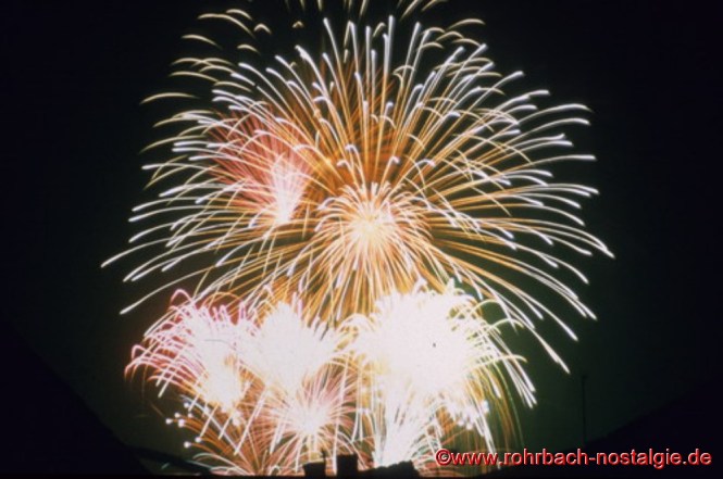 Mit einem farbenprächtigen Großfeuerwerk in den Königswiesen geht am Abend des 6.September 1981 die Festwoche zur 800-Jahr Feier Rohrbachs zu Ende