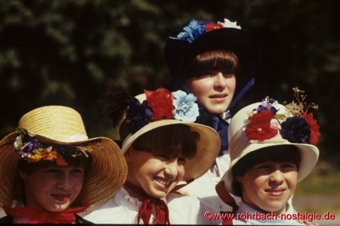 Die hübschen Töchter vom Postillion Peter Jacob: von links Petra, Katja, Carmen und dahinter Susi