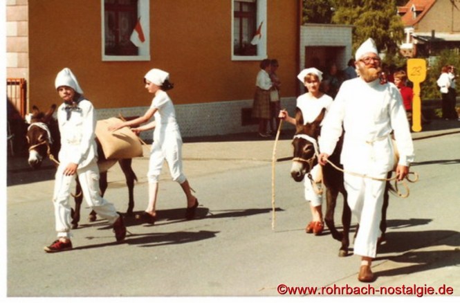 Der Müllerknecht Hans-Peter Schmitt (Weiße Riese) mit Packeseln von der Sitzweiler Mühle