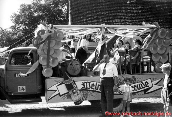 Der Wagen der Rohrbacher Lebensmittelgeschäfte. Auf dem Foto im Vordergrund Valentin Michaeli bei der Weinprobe