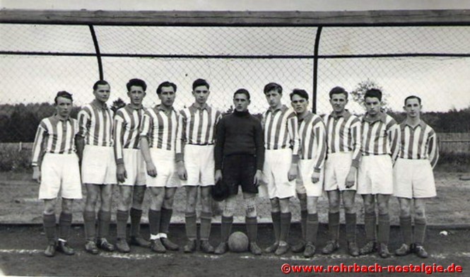 Die 1. Mannschaft im Spieljahr 1951-52. Auf dem Foto von links: Ewald Marquitz (Epp), Arno Peter, Heinz Abel, Karl Kehrwald, Eduard Gebhardt (Edi), Rene Mörschel, Kurt Hussong (Aules), Walter Schulz, Heinz Jacob (Neinzich), Franz Igel und Herbert Latz (Hexer) Mit der Verpflichtung des St.Ingberter Trainers Werner Harzheim gelang in der Saison 1952-53 die