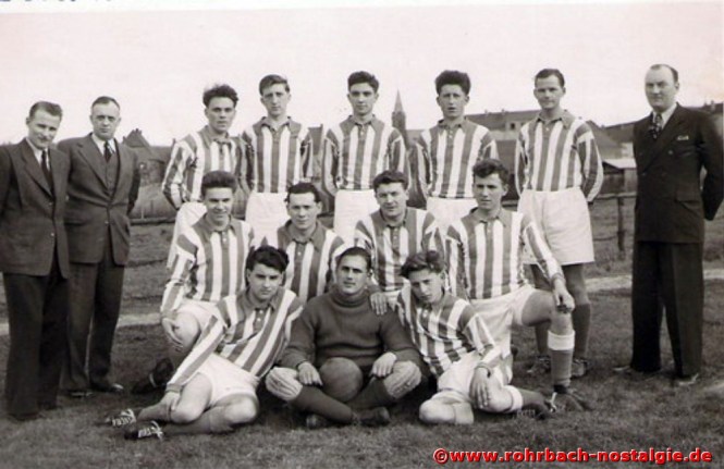 Die Meistermannschaft der Saison 1952-53 in der Kreisliga 2 Gruppe St.Ingbert. Auf dem Foto von links: Trainer Werner Harzheim, Betreuer Otto Michaeli (Miffi), Walter Schulz, Kurt Hussong (Aules), Eduard Gebhardt (Edi), Heinz Abel, Arno Peter und der 1.Vorsitzende Walter Bettinger. Mittlere Reihe von links: Georg Jacob (Posthalter Schorsch), Berthold Müller, Peter Weber und Heinz Jacob (Neinzich). Vorne von links: Franz Igel, Rene Mörschel und Alwin Zimmermann
