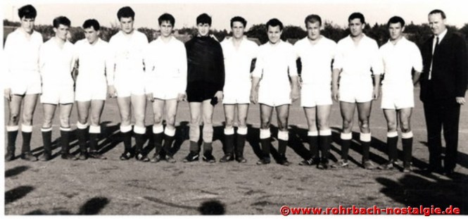 Die Mannschaft der Saison 1965-66 in der C-Klasse Höcherberg. Auf dem Foto von links: Gerd Michaeli, Dieter Schwarz, Gerd Jung, Manfred Hölzer, Karl Abel, Hans-Peter Reinke, Norbert Heib, Helmut Stoltz, Manfred Jung (Jumbo), Bodo Schiehl, Hermann Deckarm (Quecke Spitz) und Trainer Reinhold Wagner