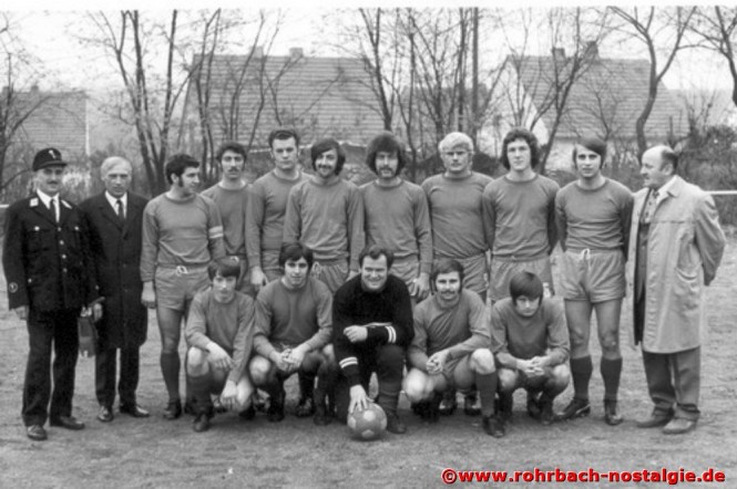 Die 1. Mannschaft der Saison 1971-72. Auf dem Foto stehend von links: Masseur Edmund Gunkelmann, Betreuer Carl Weber, Gerd Jung, Franz Unbehend, Manfred Hölzer, Hans-Werner Schweitzer, Kurt Rohe, Winfried (Kenny) Zimmermann, Michael Kohl, Karl Abel und Trainer Heini Hermann. Kniend von links: Peter Metzger, Peter Kraus, Arnold Metzger, Bernd Meinert und Alfred Deckarm