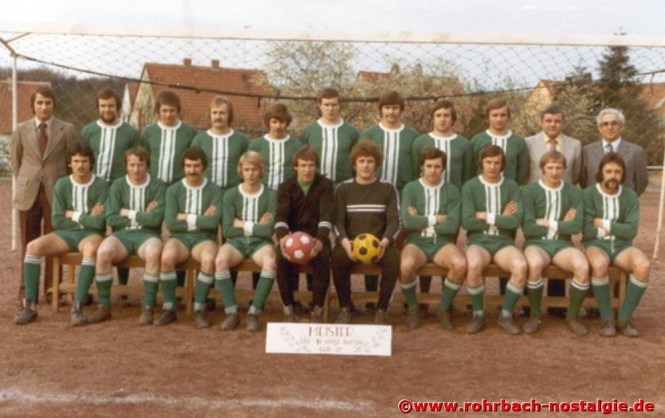 Die Meistermannschaft der Saison 1976-77. Auf dem Foto stehend von links: Spielausschußmitglied Karl Abel, Claus Gesser, Alfred Deckarm (Moppes), Werner Soika, Robert Schneider, Herbert Latz, Franz-Josef Müller, Guido Zingraf junior, Gerd Schley, Spielausschussvorsitzender Willi Herbold und der 1.Vorsitzende Paul Dohr. Sitzend von links: Klaus-Peter Kunz, Peter Metzger, Gerd Jung, Harald Behr, Winfried Staude, Stefan Marquitz, Peter Kraus, Erich Rössel, Klaus-Dieter Groß und Hans-Werner Schweitzer