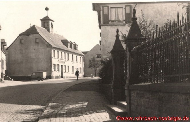 Das alte Rohrbacher Rathaus in der Kaiserstraße 100 (heute Obere Kaiserstraße 174) im Jahr 1948