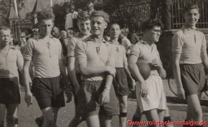 Die jungen Fußballer des Sportverein Rohrbach. Auf dem Foto von links nach rechts: Norbert Zeiger, Heinz Abel, Kurt Hussong (Aules), Hans Jung, Herbert Latz (Hexer), Theophil Dusemond (mit Ball) und Eduard (Edi) Gebhardt