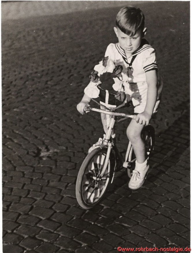 Jüngster Teilnehmer beim Festzug ist der 4-jährige Erich Wagner (Caramba) mit seinem Fahrrädchen