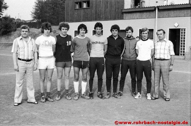 Juni 1976: Die Neuzugänge des SV Rohrbach mit den Verantwortlichen. Von links: Willi Herbold (Spielausschussvorsitzender), Michael Metzger II, Stefan Marquitz, Michael Metzger I, Claus Peter Kunz, Helwin Clemens, Claus Gesser, Trainer Gerd Schley und der 2. Vorsitzende Heinz Michaeli