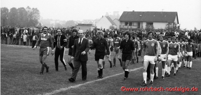 Oberbürgermeister Dr.Werner Hellenthal führt die beiden Teams auf den neuen Rasenplatz