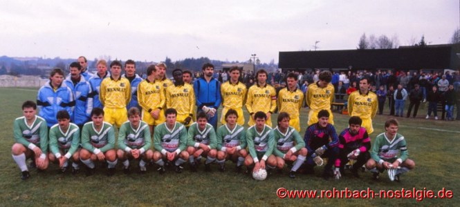 1990 im Januar: Ablösespiel in den Königswiesen für den zum 1. FC Saarbrücken gewechselten Jugendspieler Andreas Abel. Die Profikicker des 1. FC Saarbrücken (stehend) spielen gegen eine St. Ingberter Stadtauswahl