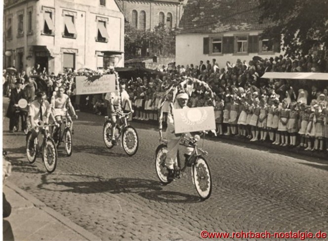 Auf dem Fahrrad vorne: Oskar Heintz (de Radfahrer Heintz)